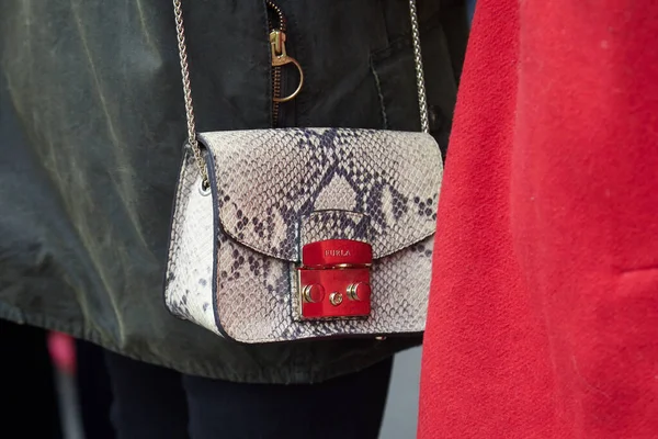 Mulher com bolsa de réptil bege Furla antes Marco de Vincenzo desfile de moda, Milan Fashion Week street style — Fotografia de Stock