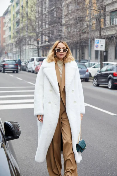 Candela Pelizza con abrigo de piel blanca antes del desfile de moda Marco de Vincenzo, Milan Fashion Week street style — Foto de Stock