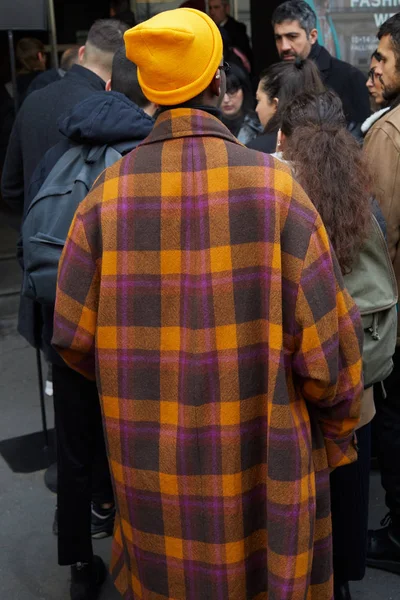 Hombre con abrigo a cuadros naranja y púrpura y gorra amarilla antes del desfile de moda Marco de Vincenzo, Milan Fashion Week street style —  Fotos de Stock