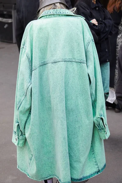 Woman with turquoise denim coat before Marco de Vincenzo fashion show, Milan Fashion Week street style — Stock Photo, Image