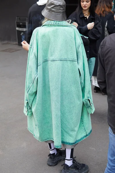 Mulher com casaco de ganga turquesa e tênis Balenciaga preto antes Marco de Vincenzo desfile de moda, Milan Fashion Week street style — Fotografia de Stock