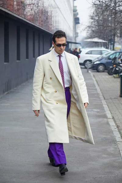 Man with white coat and purple trousers walking before Marco de Vincenzo fashion show, Milan Fashion Week street style — Stock Photo, Image