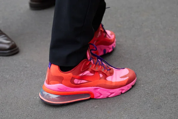 Homme avec des baskets Nike rouges et roses avant le défilé Marco de Vincenzo, Milan Fashion Week street style — Photo