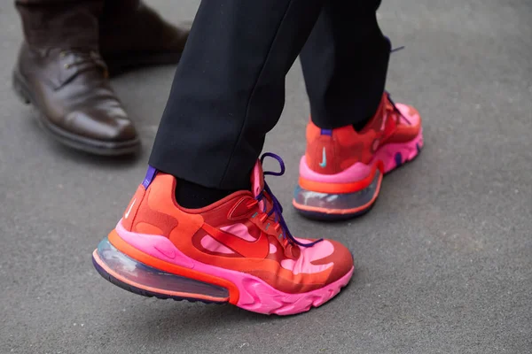 Man met rode en roze Nike sneakers voor Marco de Vincenzo modeshow, Milaan Fashion Week street style — Stockfoto