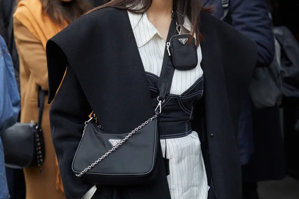 Женщина в черной сумке Prada и белой рубашке перед показом мод Marco de Vincenzo, стиль улицы Milan Fashion Week — стоковое фото