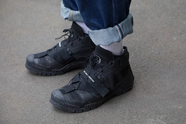 Man with black Nike 'the new warrior sneakers' πριν την επίδειξη μόδας Marco de Vincenzo, Milan Fashion Week street style — Φωτογραφία Αρχείου