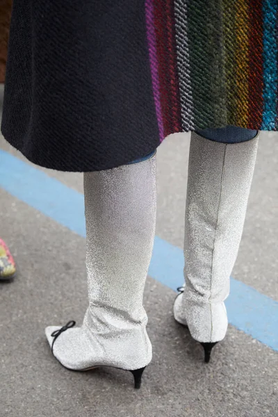 Woman with silver glitter boots before Marco de Vincenzo fashion show, Milan Fashion Week street style — Stock Photo, Image