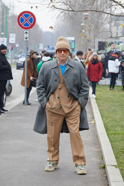 Мужчина в бежевой бархатной куртке, брюках и кепке перед показом мод Gucci, уличный стиль Недели моды в Милане — стоковое фото