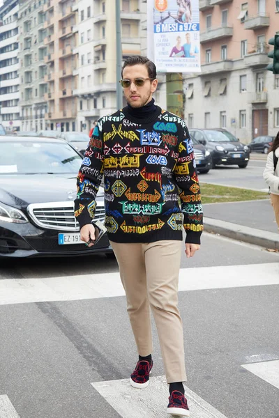 Man met zwarte coltrui met kleurrijke geschriften voor Gucci modeshow, Milaan Fashion Week street style — Stockfoto