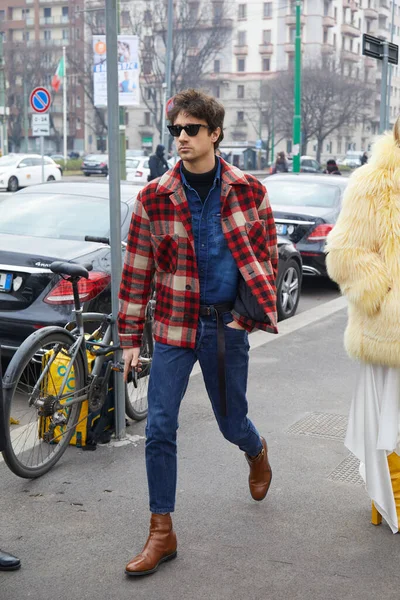 Мужчина в красной, бежевой и черной клетчатой рубашке и синей джинсовой рубашке перед показом мод Gucci, стиль Недели моды в Милане — стоковое фото