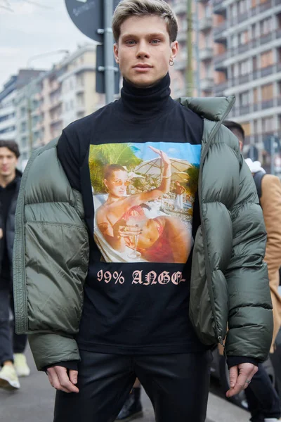 Man med grön vadderad jacka och svart polotröja med foto före Gucci modevisning, Milan Fashion Week street style — Stockfoto