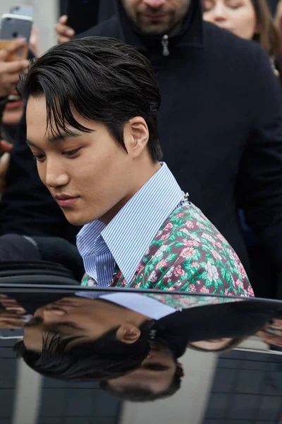 Kai voor Gucci modeshow, Milaan Fashion Week straatstijl — Stockfoto