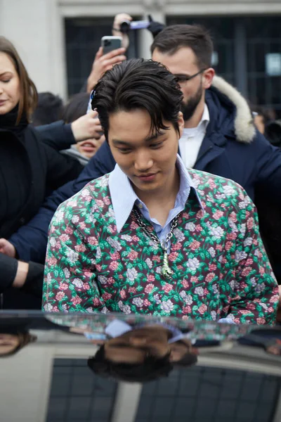 Kai voor Gucci modeshow, Milaan Fashion Week straatstijl — Stockfoto