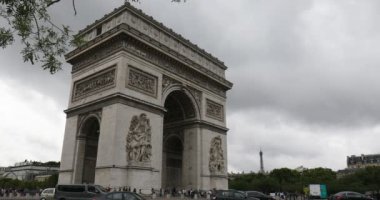 Paris, Fransa 'da Zafer Takı. Bulutlu bir sabahta trafik.