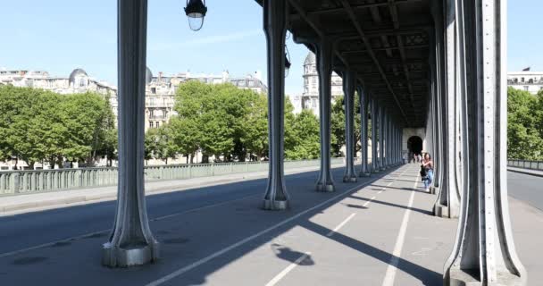 Empty Bir Hakeim bridge in Paris, θέα προοπτική με τους ανθρώπους που ποδηλατούν σε μια ηλιόλουστη καλοκαιρινή μέρα στη Γαλλία — Αρχείο Βίντεο