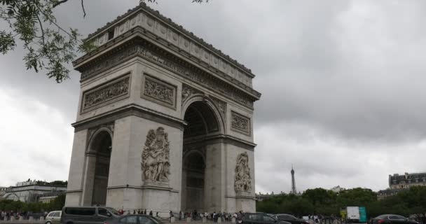 Arco do Triunfo em Paris, França. Tráfego em uma manhã nublada . — Vídeo de Stock