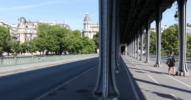 Empty Bir Hakeim bridge in Paris, θέα προοπτική με τους ανθρώπους με τα πόδια και το ποδήλατο σε μια ηλιόλουστη μέρα του καλοκαιριού στη Γαλλία — Αρχείο Βίντεο