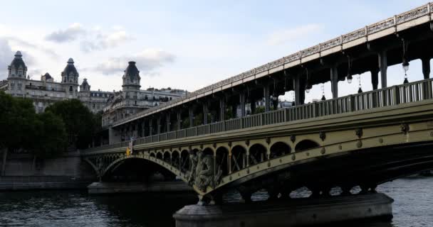 Bir Hakeim brug in de zomermiddag in Parijs, Frankrijk — Stockvideo