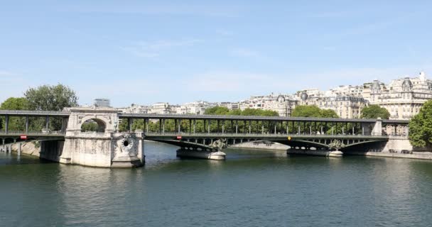 Beroemde Bir Hakeim brug weergave en de Seine rivier in een zonnige zomerdag in Parijs, Frankrijk — Stockvideo