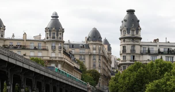 Bir Hakeim brug en metro trein passeren in een zomermiddag in Parijs, Frankrijk — Stockvideo