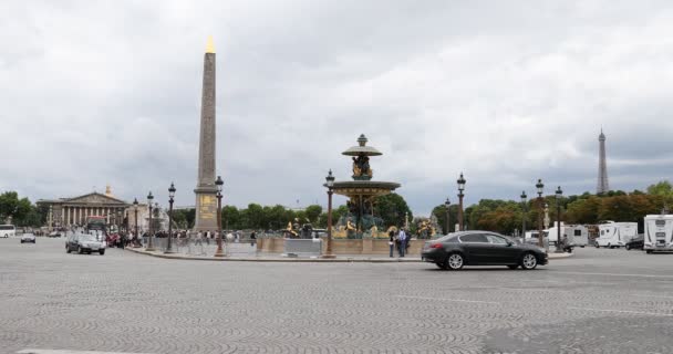 Place de la Concorde obeliszk és Eiffel-torony kilátással az emberek átkelnek az utcán egy felhős nyári napon Párizsban — Stock videók