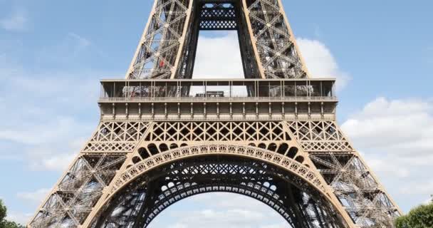 Πύργος του Άιφελ στο Παρίσι σε μια ηλιόλουστη μέρα του καλοκαιριού, γαλάζιο του ουρανού στη Γαλλία — Αρχείο Βίντεο