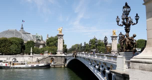 パリの晴れた夏の日に座っている人々や観光客と歩道テーブル付きの典型的なカフェbrasserie 、フランス — ストック動画