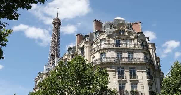 Eiffel Tower top and typical building in Paris with balcony in a sunny summer day, clear blue sky — 비디오