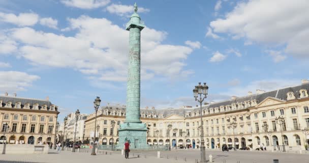 Güneşli bir yaz gününde insanlar ve turistler ile Yerleştirin Vendome, Paris, Fransa mavi gökyüzü. — Stok video
