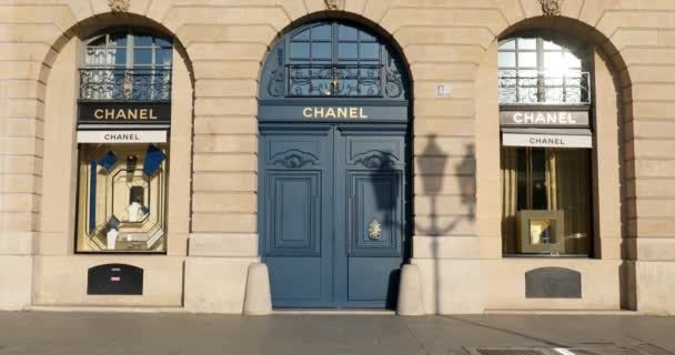 Paris, Fransa 'daki Place Vendome' da Chanel lüks mağazası. — Stok video