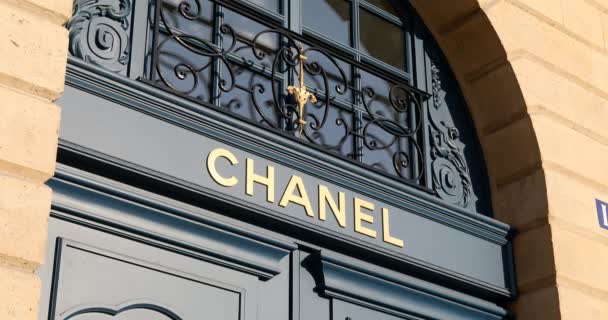 Chanel sinal de loja de luxo na porta azul no lugar Vendome em Paris, França . — Vídeo de Stock