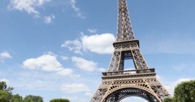 Paris 'te Eyfel Kulesi güneşli bir yaz gününde, Fransa' da bulutlu mavi gökyüzü
