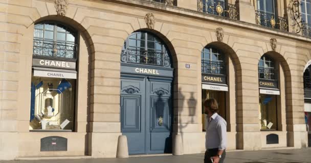 Paris, Fransa 'daki Place Vendome' da Chanel lüks mağazası. — Stok video