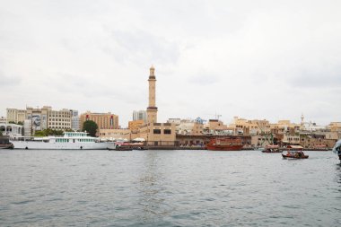 Dubai deresi abra ile ufuk çizgisi ve bulutlu bir günde geleneksel tekneler 