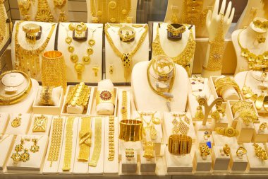 Mücevherleri, kolyeleri, bilezikleri ve lüks aksesuarları olan altın çarşı penceresi.