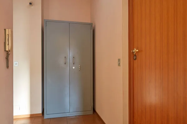 Apartment interior with big safe and brown door — Stock Photo, Image