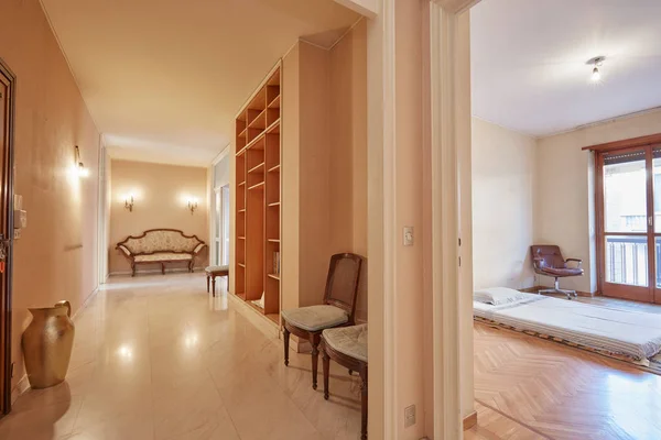 Вид на коридор и спальню в интерьере квартиры — стоковое фото