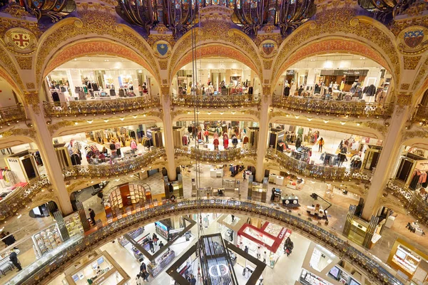 Galerie Lafayette vysoký úhel pohledu interiér s Christian Dior shop v Paříži — Stock fotografie