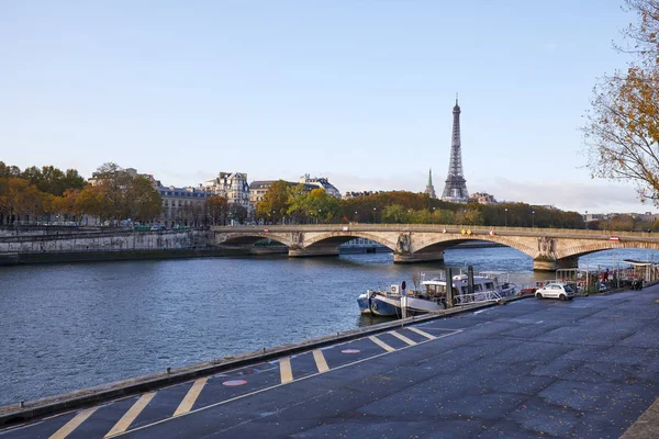 Eiffeltoren en brug met uitzicht op de Seine en dokken in een heldere herfstdag in Parijs, Frankrijk — Stockfoto