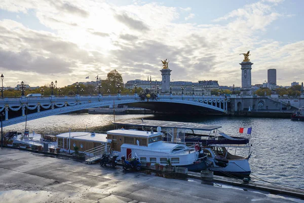 Alexander II Köprüsü ve Seine Nehri güneşli bir sonbahar sabahı Paris 'te teknelerle kenetlenir. — Stok fotoğraf