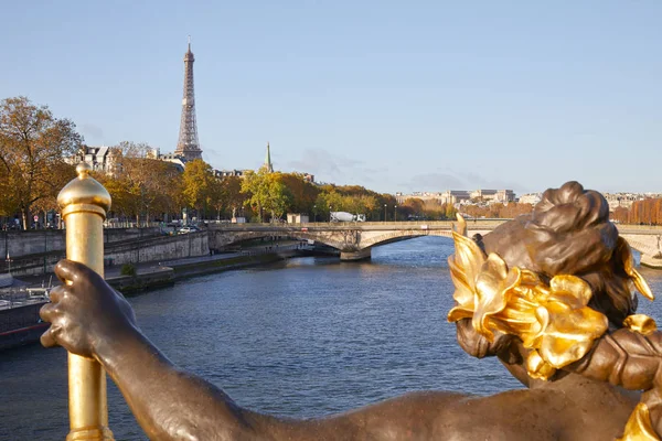 Torre Eiffel e fiume Senna visti in una giornata di sole autunnale dal ponte Alexandre III, cielo azzurro a Parigi — Foto Stock