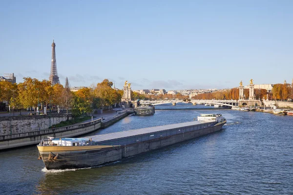 Vista do rio Sena com barcaça, torre Eiffel e ponte Alexander III em um dia ensolarado de outono em Paris — Fotografia de Stock