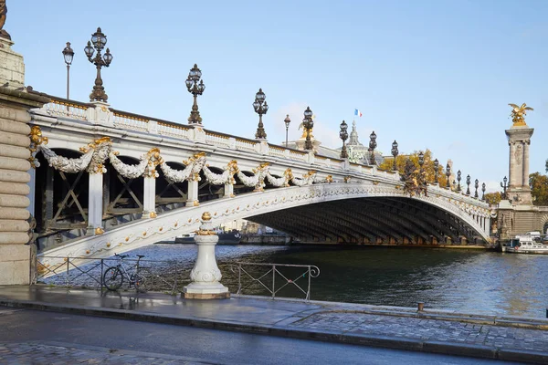 Alexander III bridge and river view from Seine docks in a clear day in Paris — Stock Photo, Image