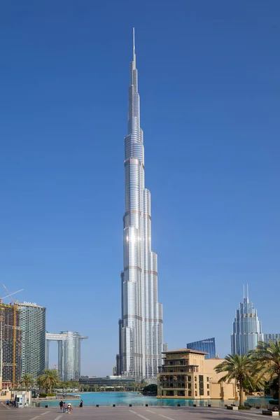 Burj Khalifa mrakodrap, umělé jezero a moderní budovy za slunečného dne v Dubaji — Stock fotografie