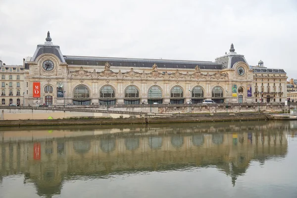 Edificio del museo Gare D 'Orsay o Orsay en un día nublado en París — Foto de Stock