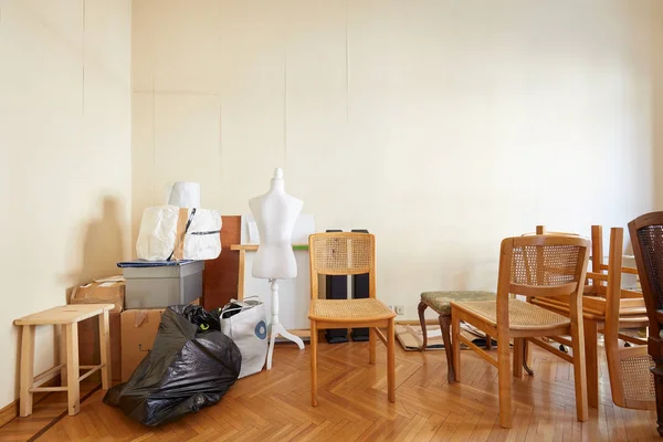 Habitación con sillas, cajas y un maniquí de sastre antes de mudarse de casa —  Fotos de Stock