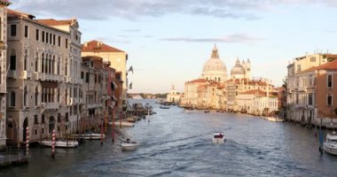 Grand Canal Saint Mary sağlık bazilika, sabahları güneş İtalya ile Venedik