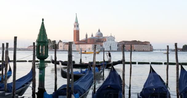 Gôndolas e canal em Veneza no início da manhã, Itália — Vídeo de Stock
