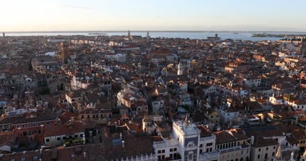A légi felvétel a velencei háztetőkre előtt naplemente, Olaszország — Stock videók