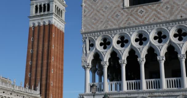 Campanario de San Marcos y vista inclinada del palacio Ducal en un día soleado en Italia, cielo azul — Vídeo de stock